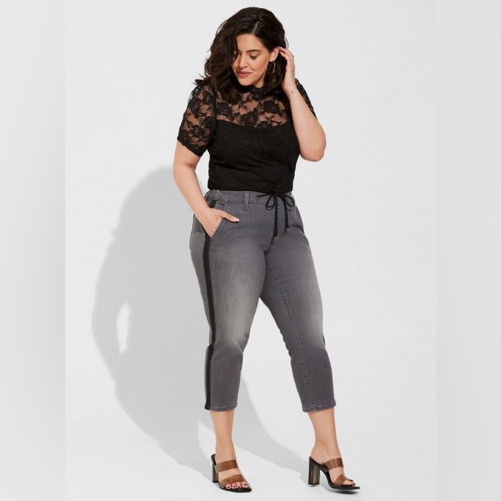 Torrid Crop Pull-On Weekend Straight Super
Soft Mid-Rise Jean grey